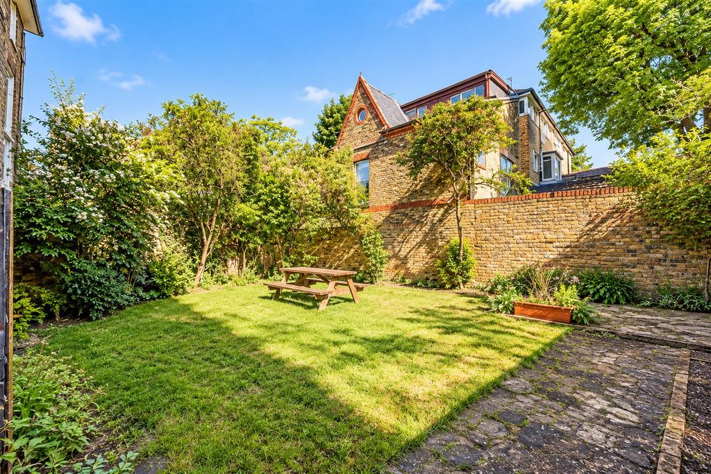 Property photo 3 of 11 Communal Garden