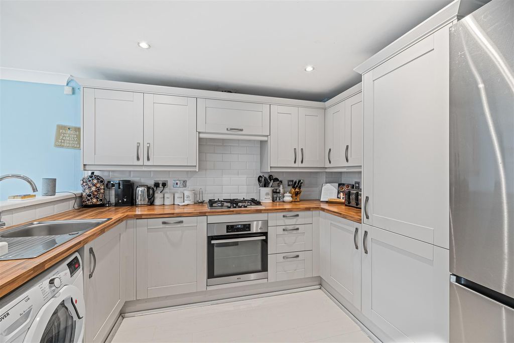 Property photo 2 of 17 Kitchen