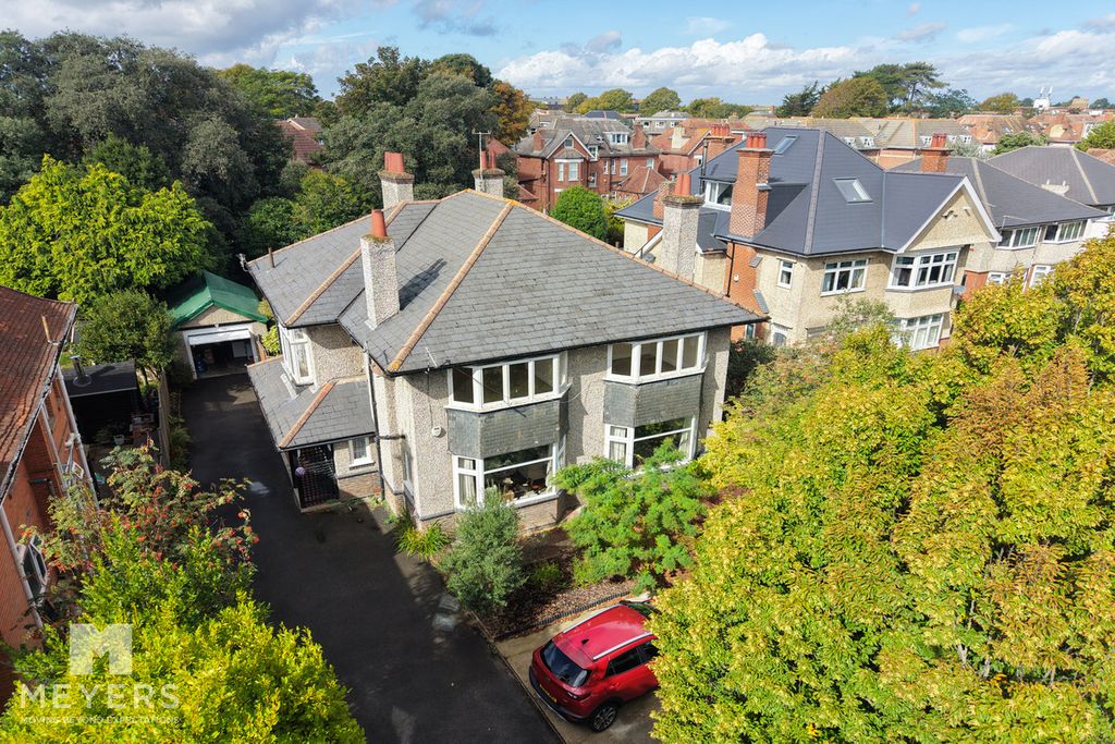 Property photo 1 of 31