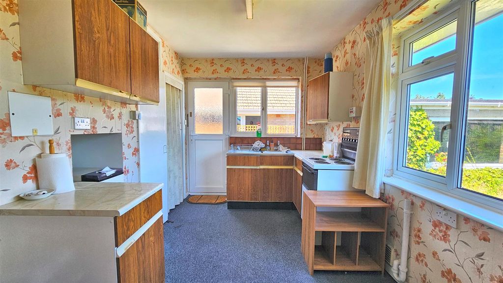 Property photo 3 of 10 Kitchen