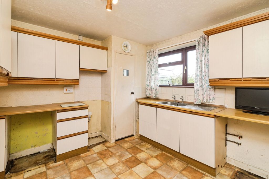 Property photo 2 of 18 Kitchen