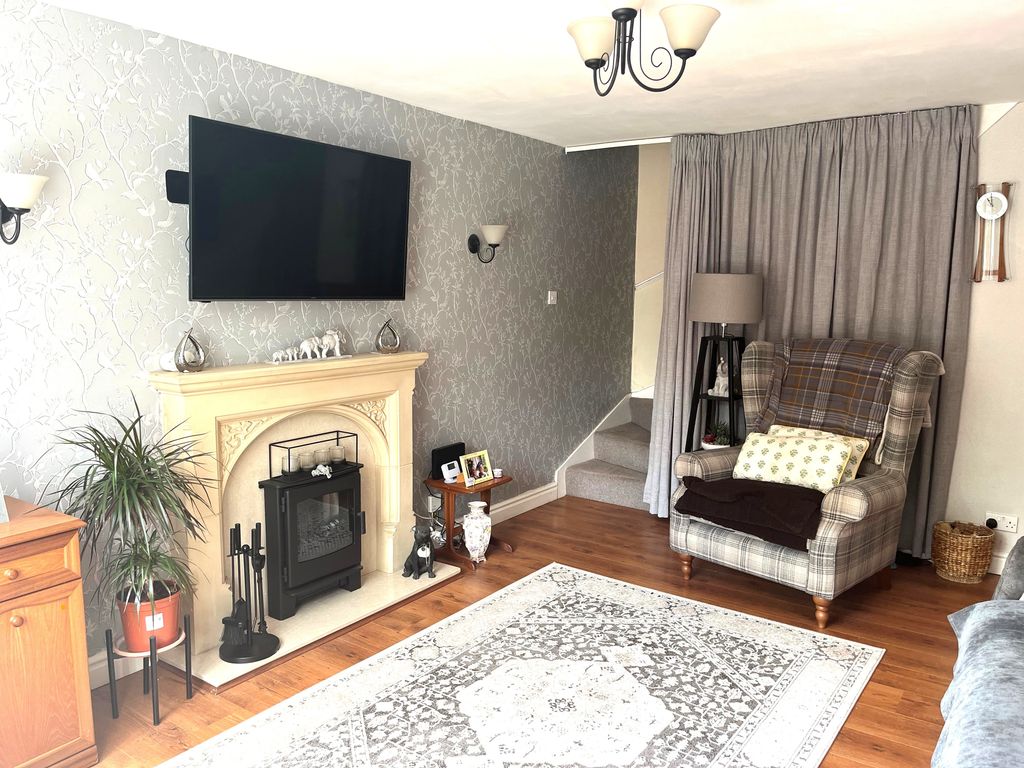 Property photo 3 of 12 Lounge