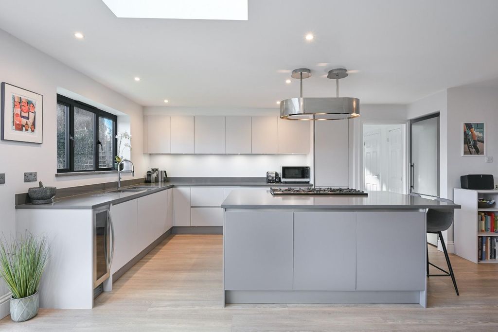 Property photo 3 of 25 Hookfield