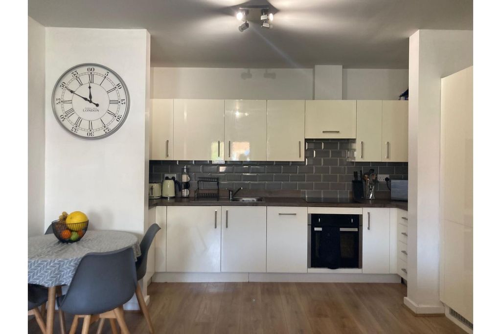 Property photo 3 of 10 Apartment Kitchen