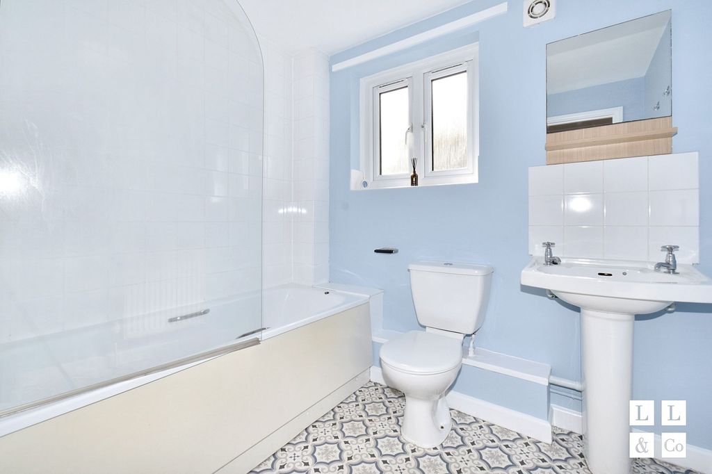 Property photo 3 of 13 Bathroom