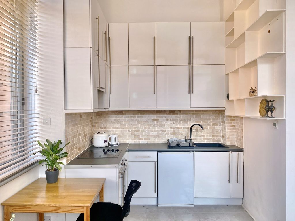 Property photo 1 of 9 Kitchen