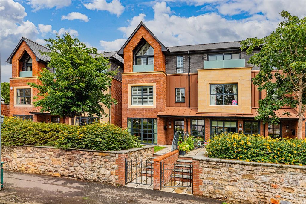 Property photo 1 of 16 Suffolk Mews 5-31.Jpg