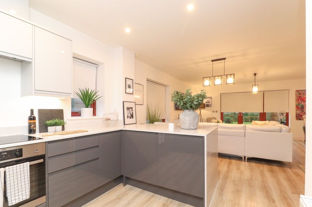 Property photo 3 of 16 Picture 3