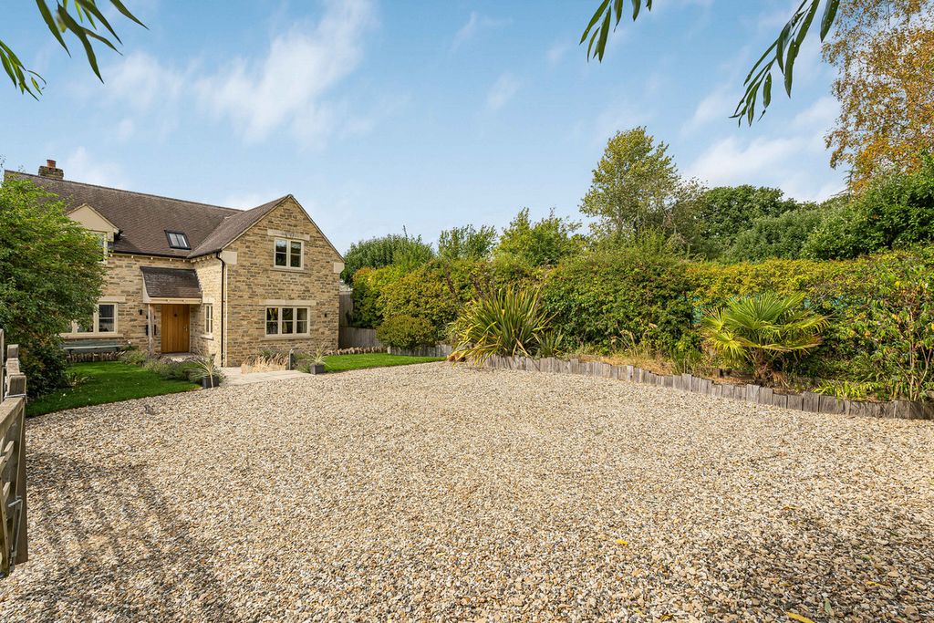 Property photo 2 of 34
