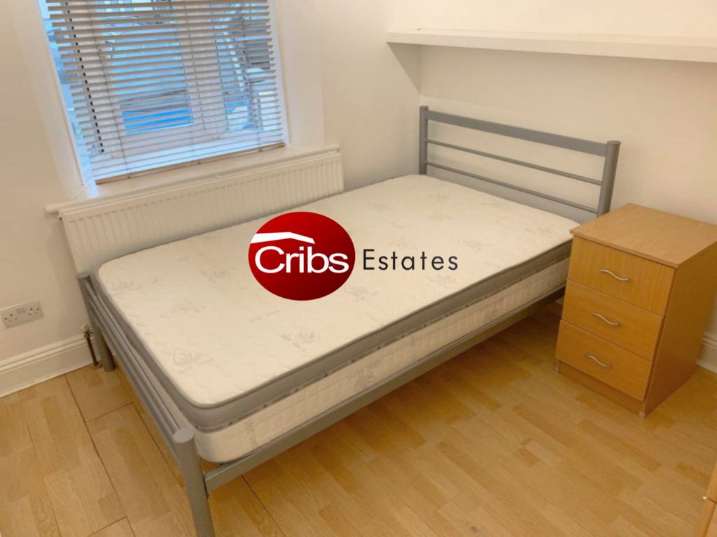 Property photo 1 of 8 Semi-Double Room To Rent In Morden
