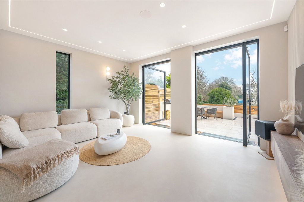 Property photo 2 of 38 Picture No. 08