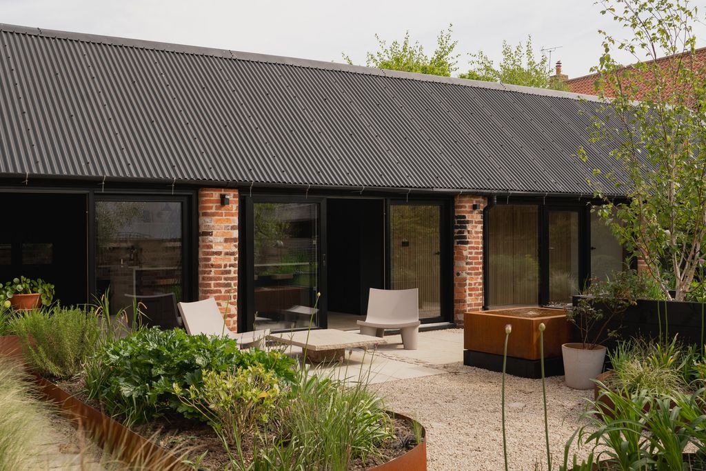 Property photo 2 of 35 281692 - Fen Barn, Claypole, Ng23-3.Jpg