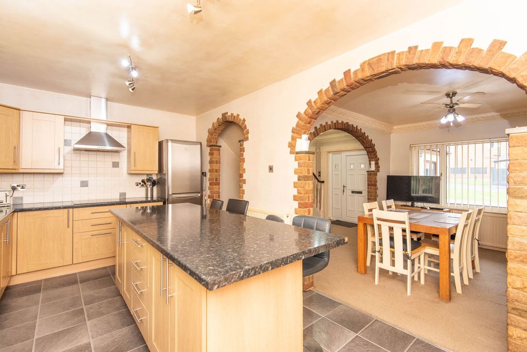 Property photo 2 of 33