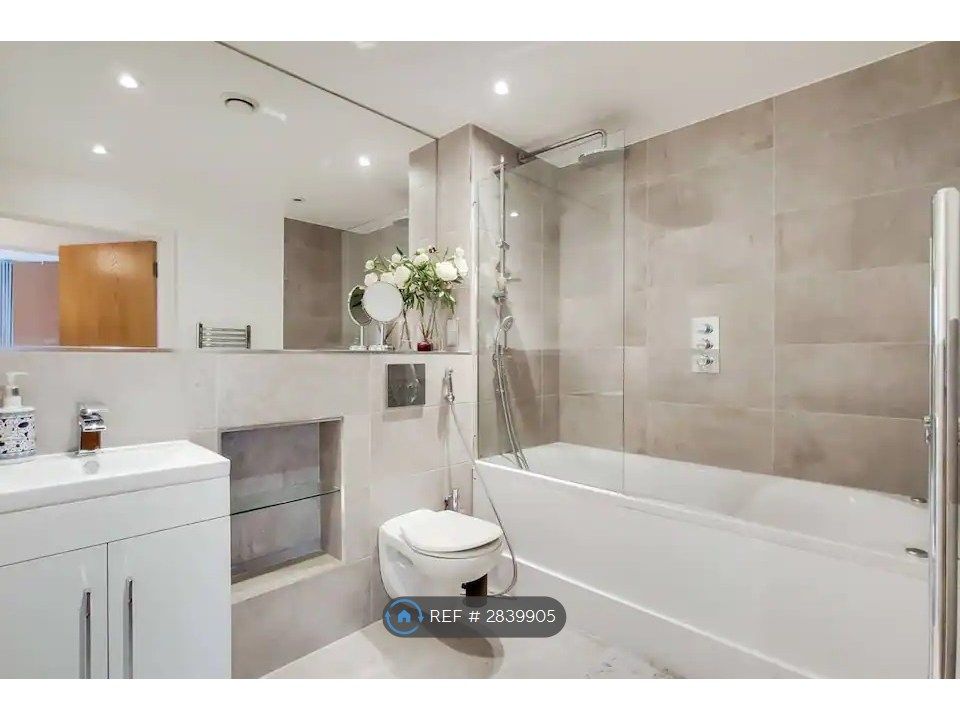 Property photo 1 of 10 Bathroom