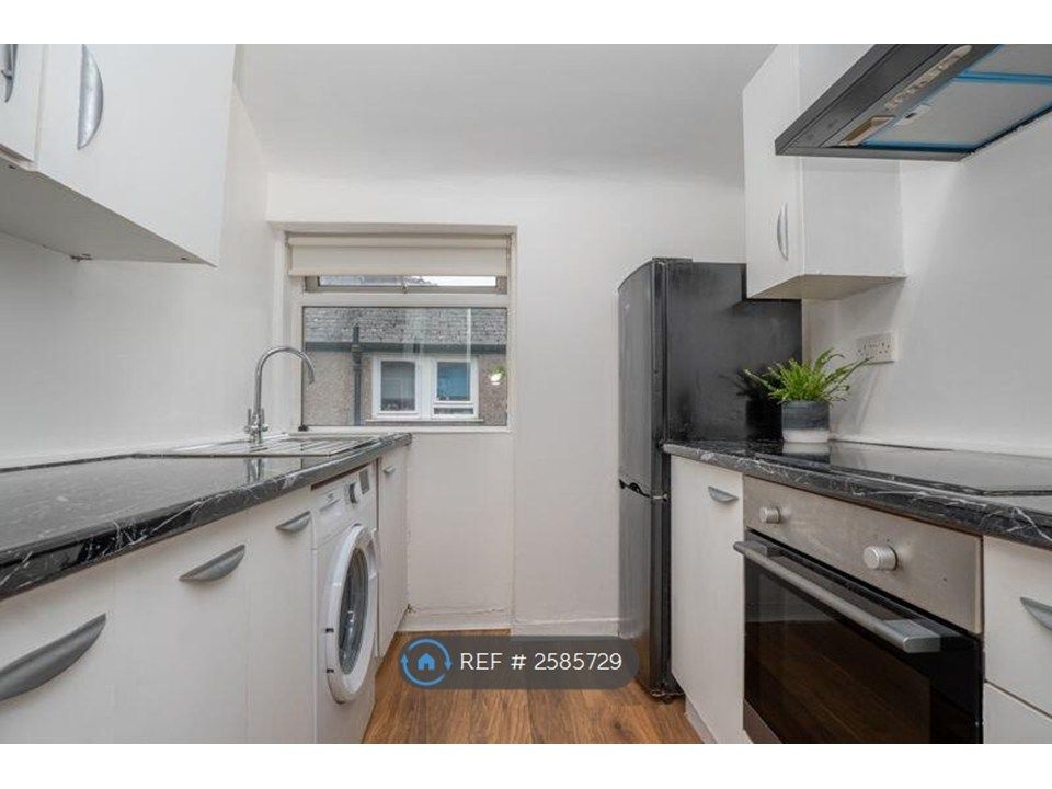 Property photo 3 of 10 Kitchen