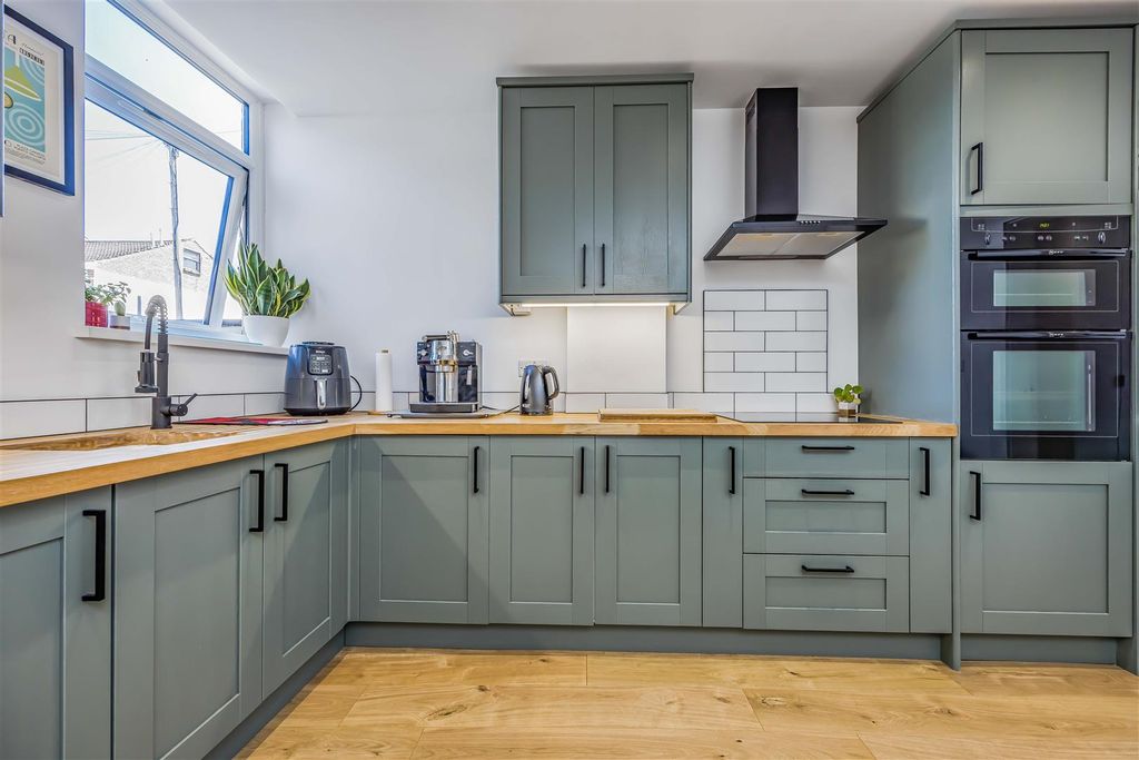 Property photo 2 of 18 Lower Flat, 215 Milton Road, Southsea-Small-Portic