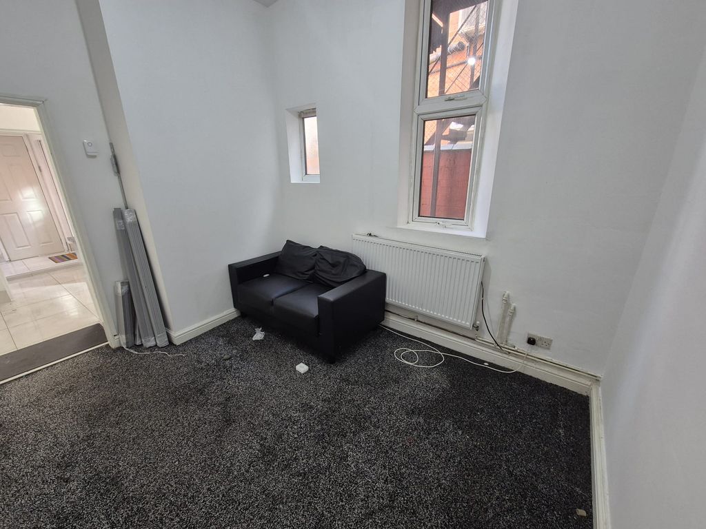 Property photo 3 of 7 Lounge