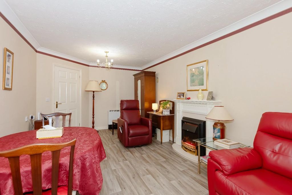 Property photo 3 of 13 Beachville Crt_9.Jpg