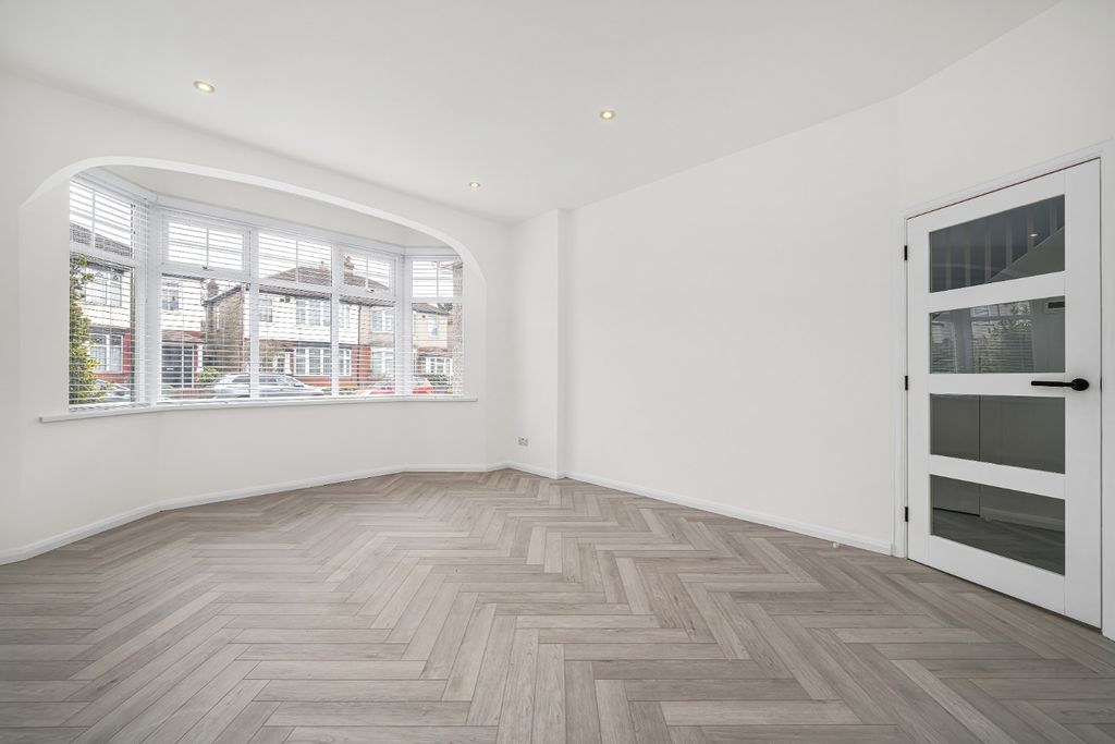 Property photo 3 of 17 2272854