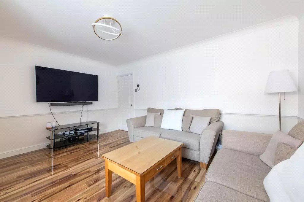 Property photo 3 of 12 Lounge