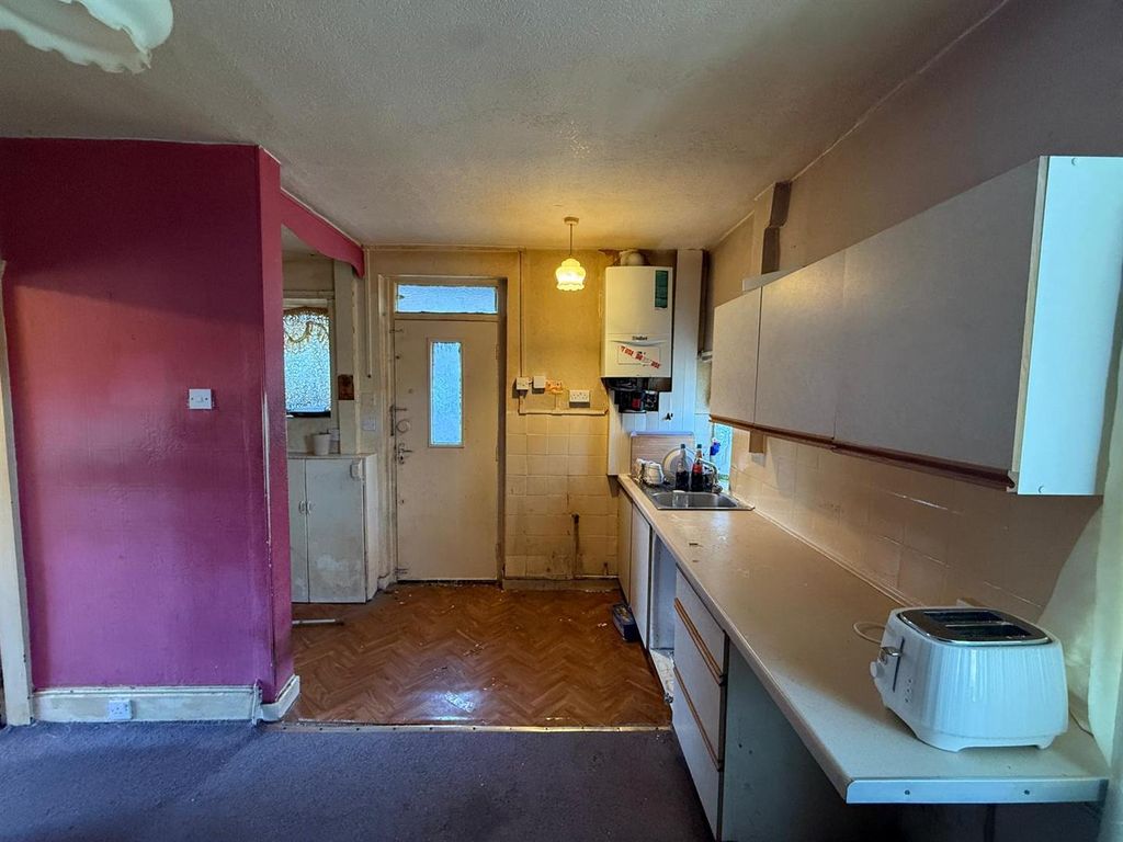 Property photo 3 of 7 Kitchen