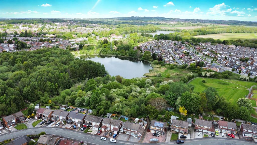 Property photo 2 of 32 Hinckley Road For Sale