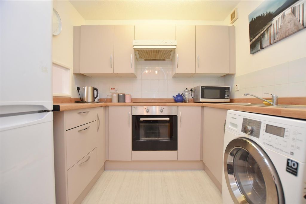 Property photo 2 of 7 Kitchen