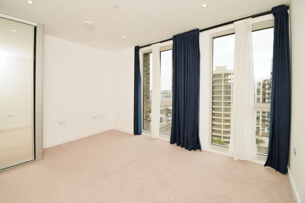 Property photo 3 of 21 Master Bedroom