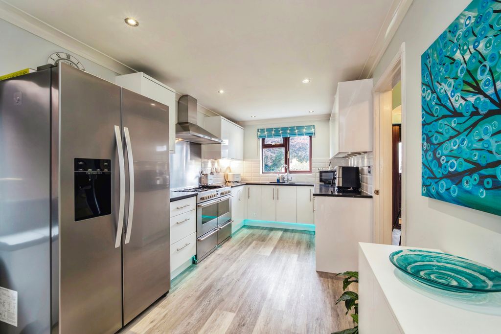 Property photo 3 of 17 Fitted Kitchen