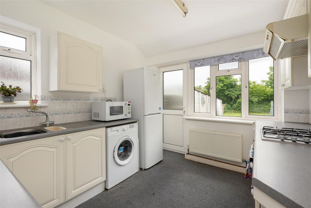 Property photo 3 of 12 Swalecliffe Road, Whitstable
