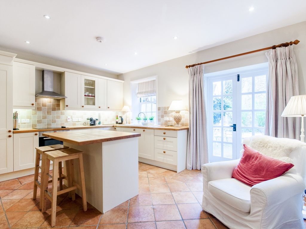 Property photo 3 of 9 Kitchen3