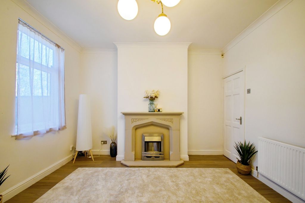 Property photo 3 of 21 Lounge