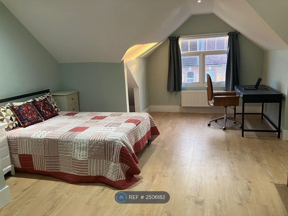 Property photo 1 of 14 Room 6 - £950