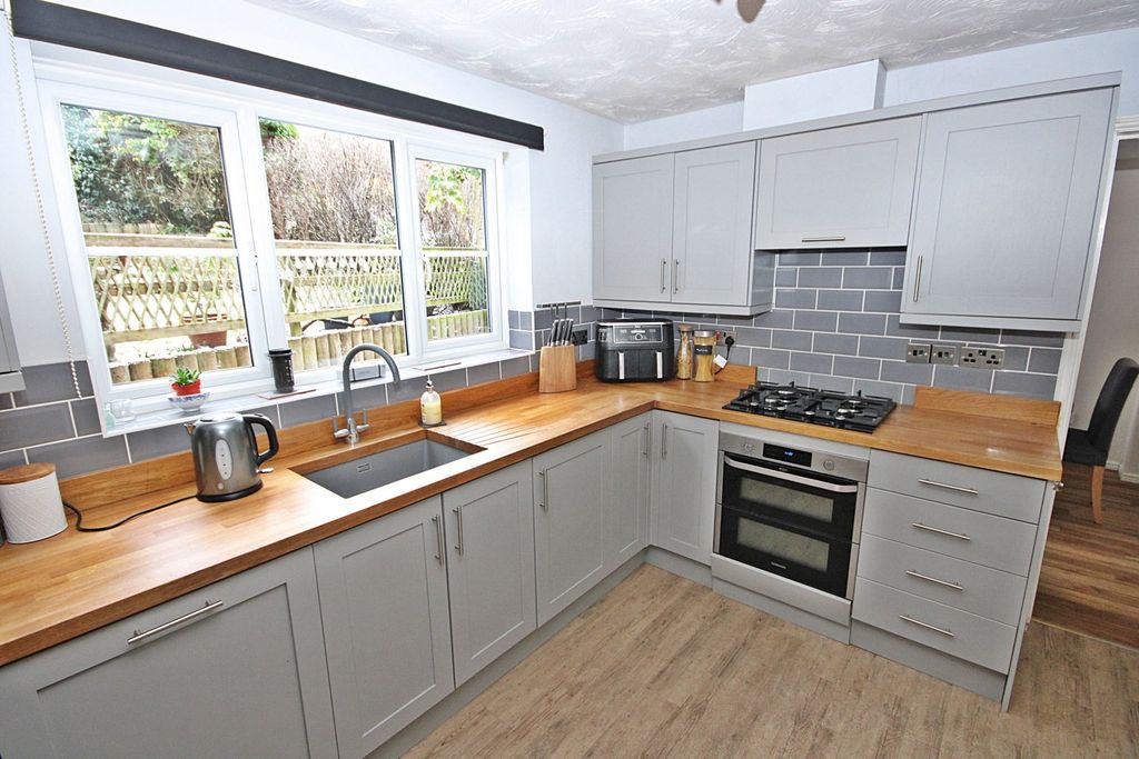 Property photo 3 of 13 4729424