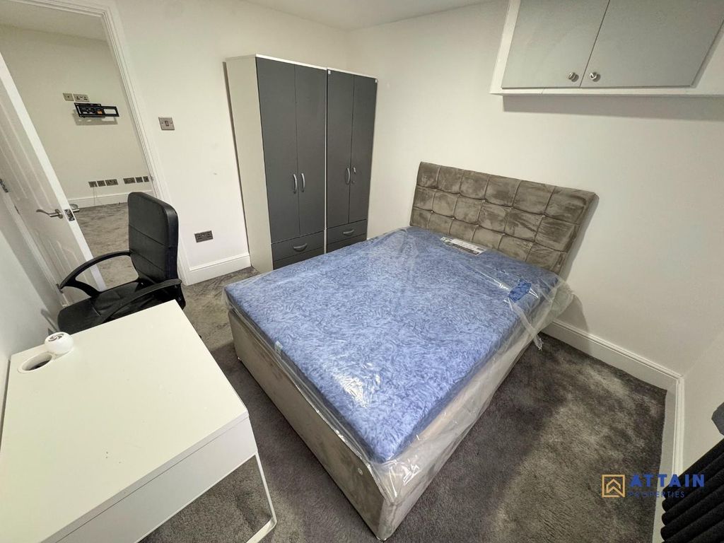 Property photo 3 of 6 Bedroom.Jpg