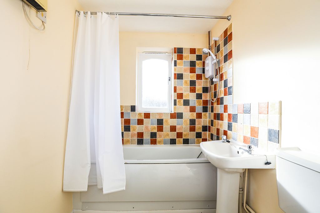 Property photo 3 of 8 Bathroom/WC