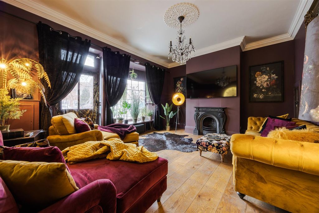 Property photo 3 of 35 Lounge