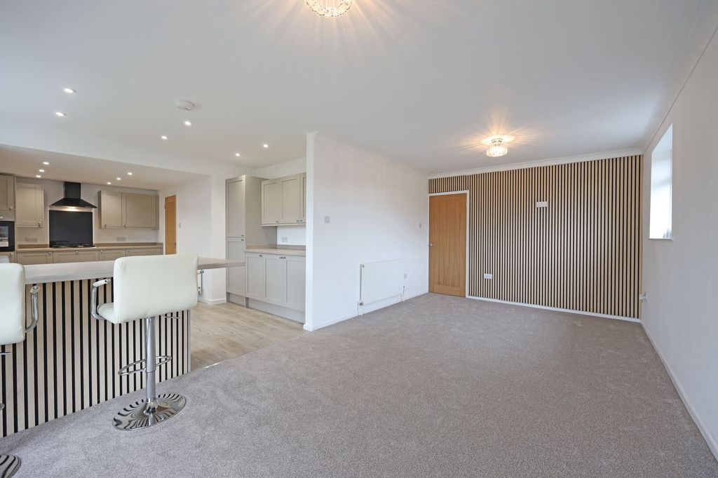 Property photo 2 of 28