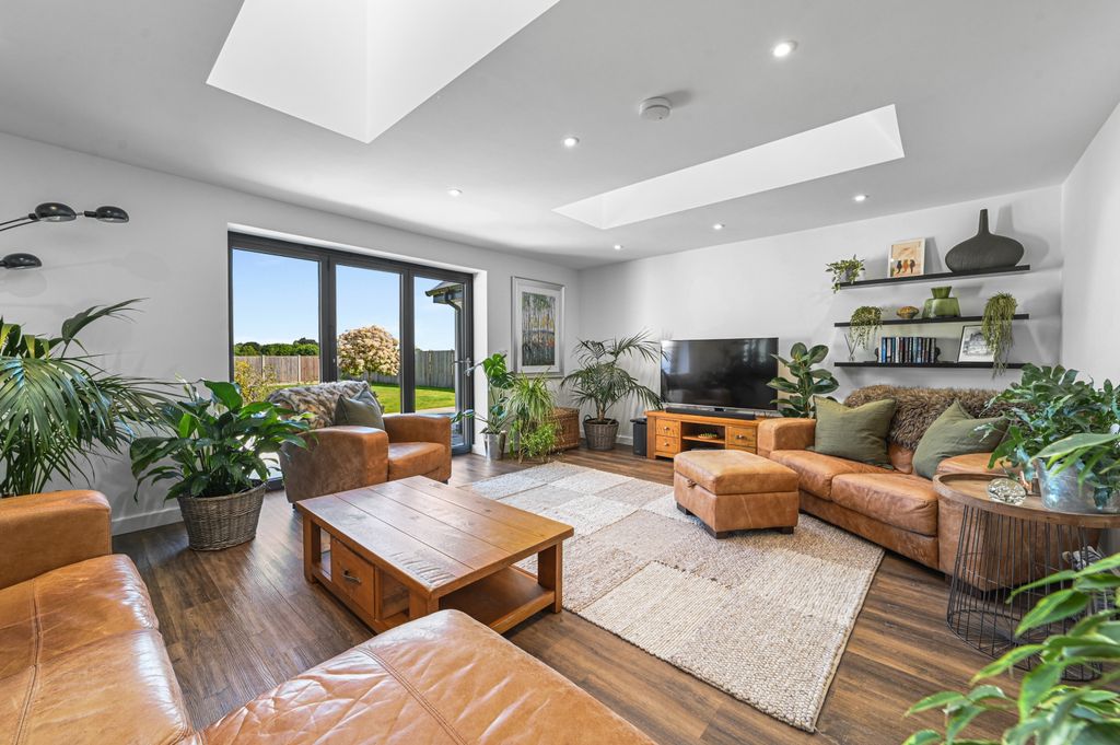 Property photo 3 of 39 Pt-Fc(Col)-Hawthorns-14