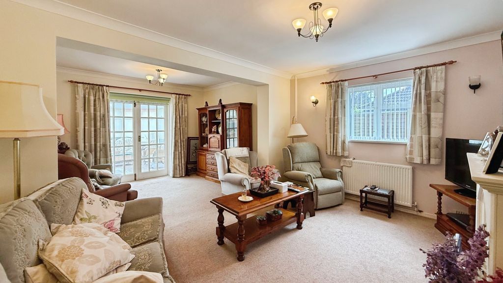 Property photo 3 of 21 Lounge