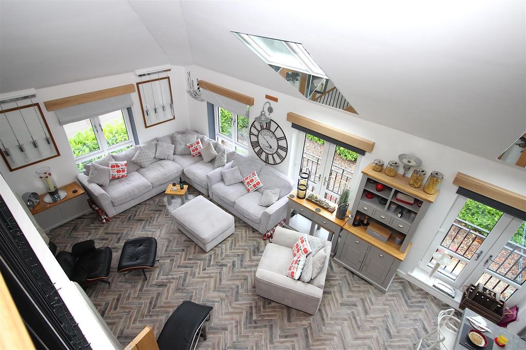 Property photo 2 of 38 Lounge