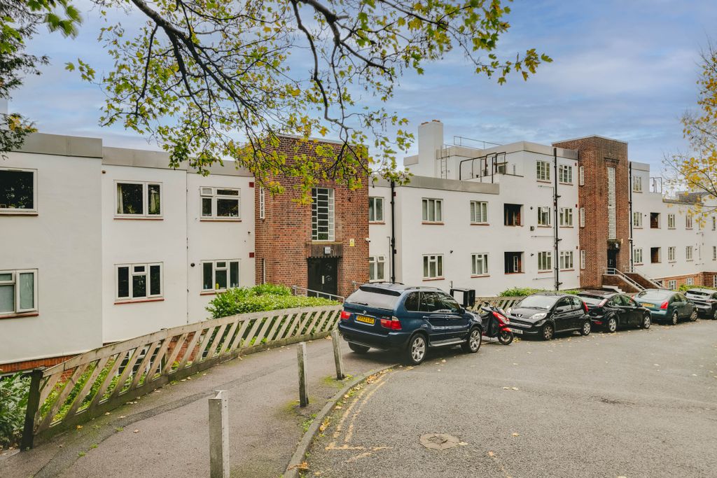 Property photo 1 of 11 15 The Woodlands,Se19 - 15