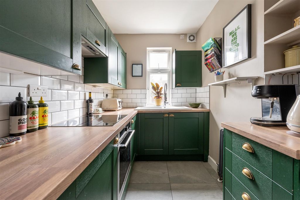 Property photo 3 of 25 Claremont Road, E17