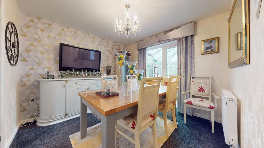 Property photo 3 of 36 Cygnet Gardens, Dining Room