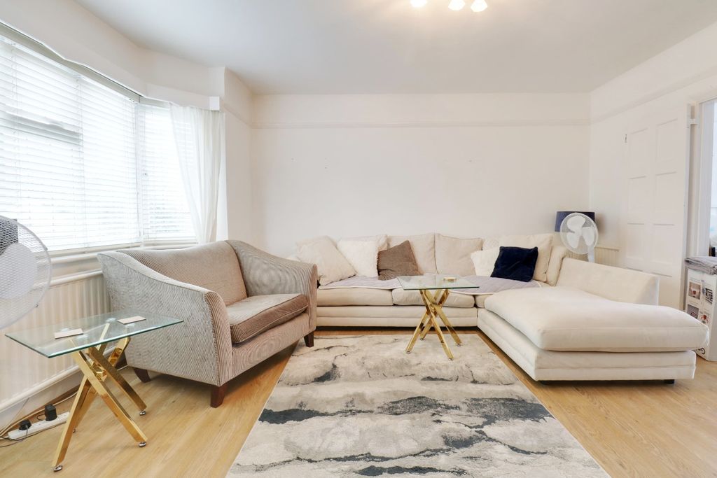 Property photo 2 of 15 5907082