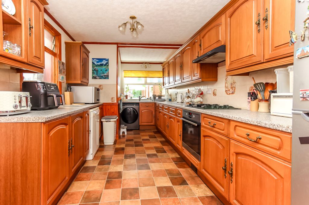 Property photo 3 of 11 Kitchen
