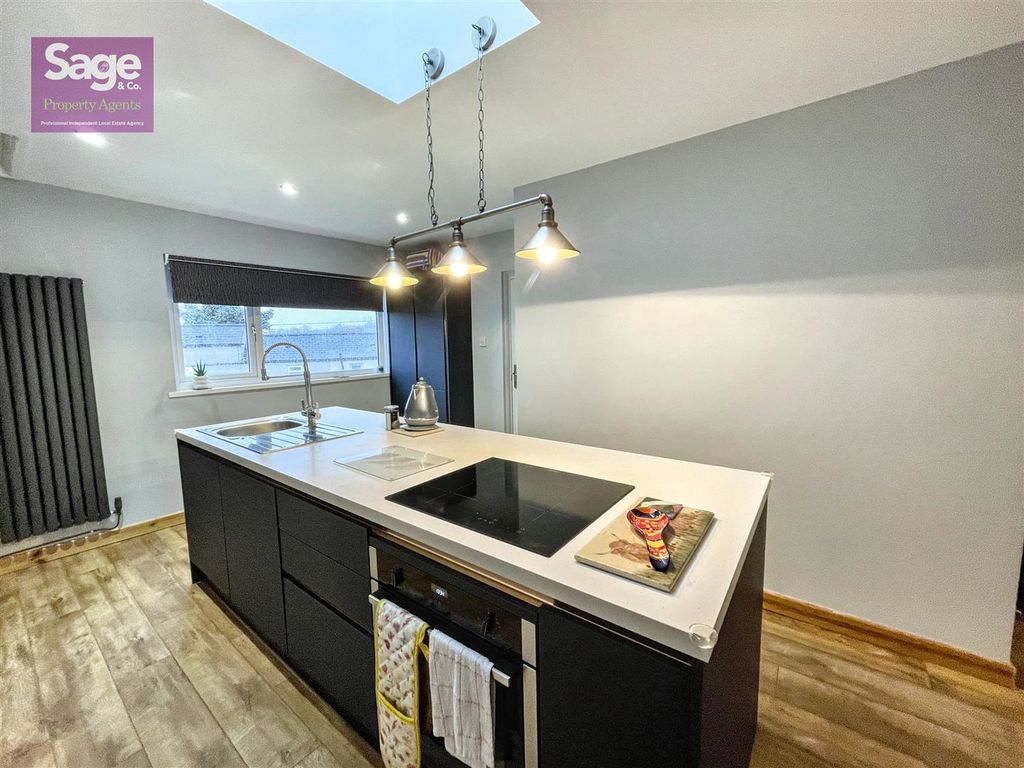 Property photo 2 of 28