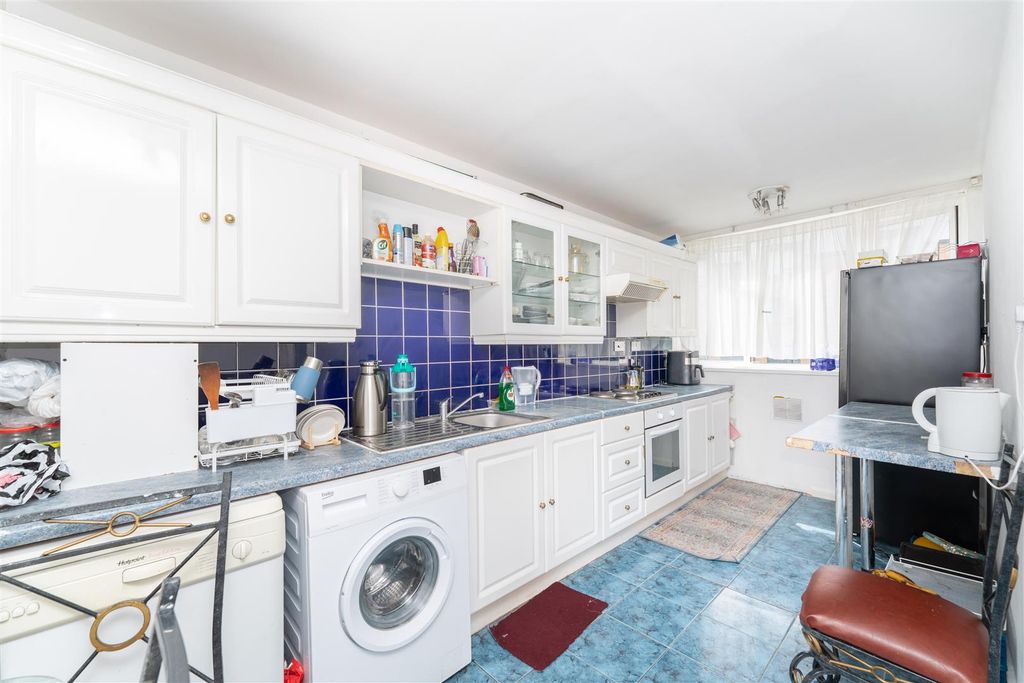 Property photo 2 of 9 176 Gloucester Kitchen.Jpg