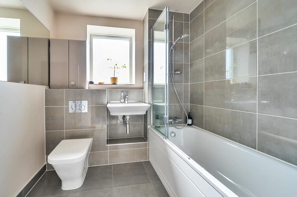 Property photo 2 of 20 Bathroom