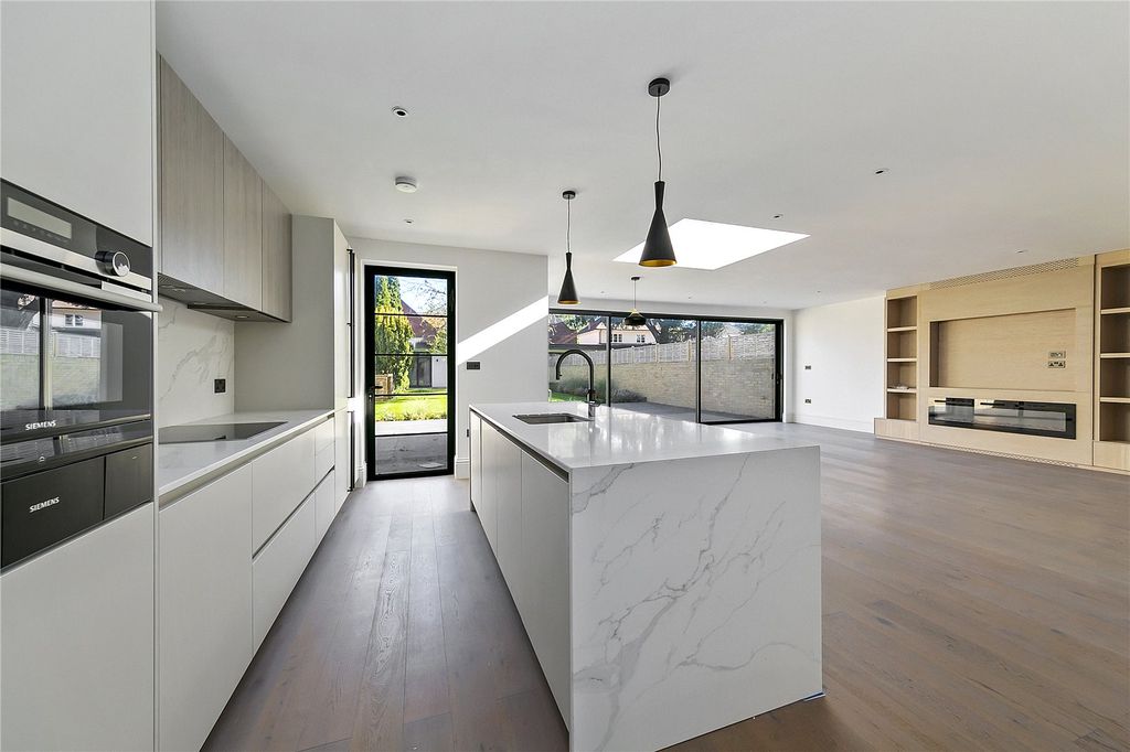 Property photo 2 of 18 Picture No. 14